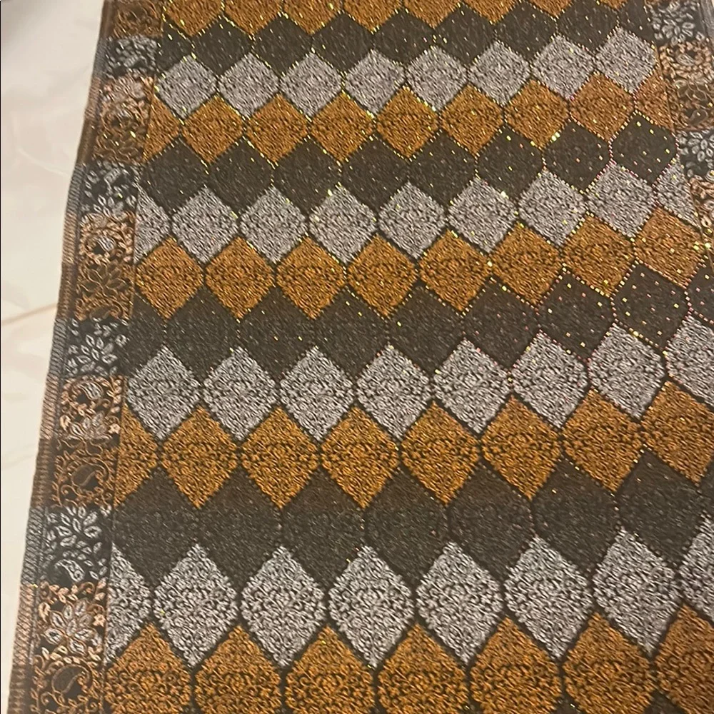 Elegant Geometric Patterned shawl or runner - Picture 6 of 10